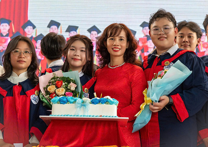 Hiệu trưởng “làm bạn” với học sinh