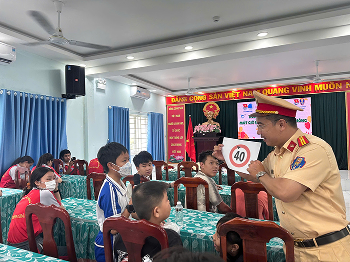 Học sinh tham gia nhiều hoạt động tuyên truyền ATGT mùa hè