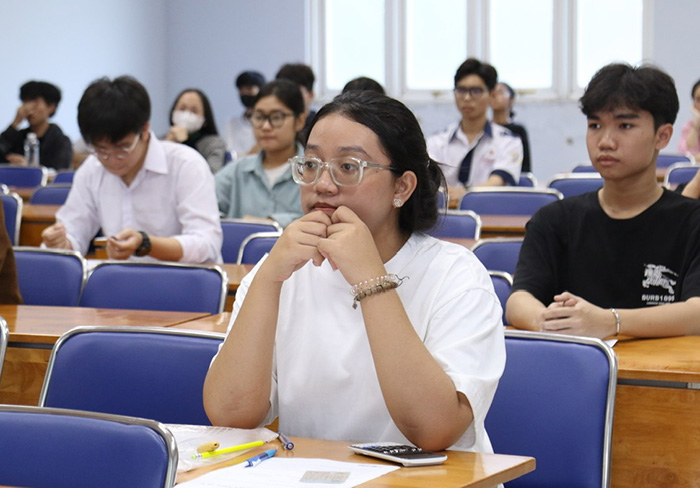 Lần đầu tiên tổ chức thi đánh giá năng lực “bù” cho thí sinh gặp sự cố do giám thị không phát giấy nháp, chậm tính giờ làm bài