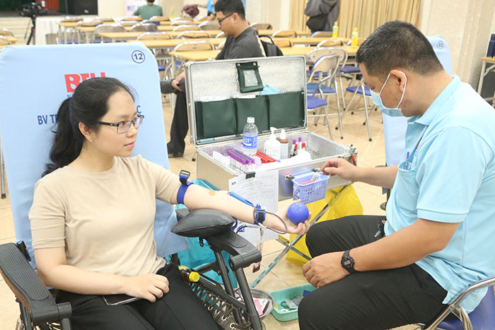 Hơn 400 cán bộ, đoàn viên, người lao động tham gia hiến máu tình nguyện