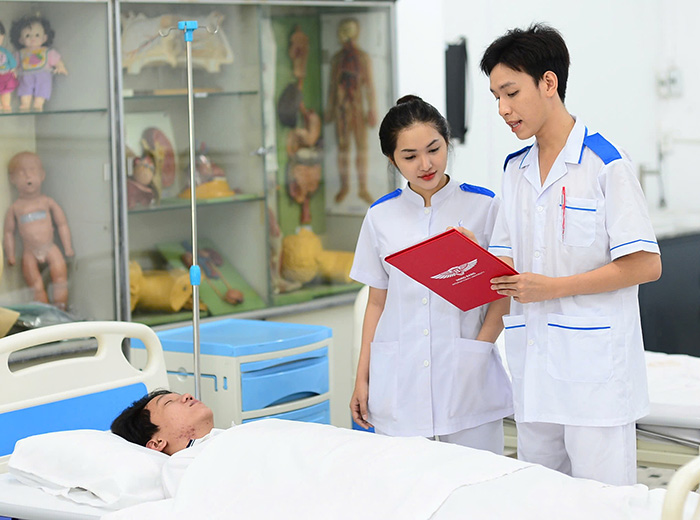 Điểm sàn sư phạm giữ nguyên, khối ngành sức khỏe giảm mạnh