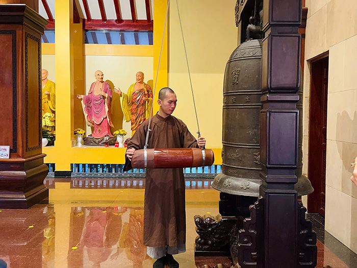 TP.HCM: Nhiều chùa đồng loạt cử ba hồi chuông cầu quốc thái dân an trong ngày đầu vận hành chính quyền hai cấp