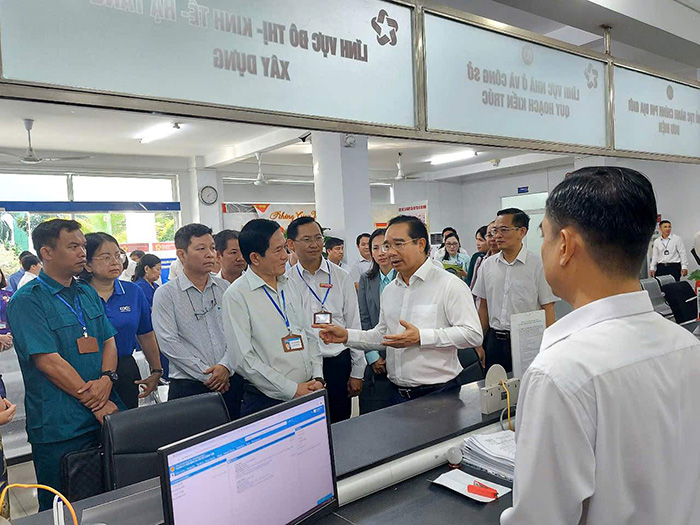 Chủ tịch UBND TP.HCM khảo sát hoạt động tại phường Dĩ An trong ngày đầu vận hành mô hình mới