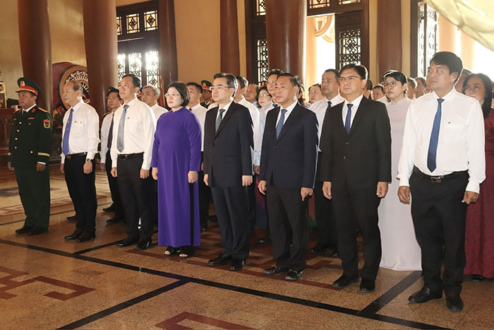 Lãnh đạo TP.HCM dâng hương tưởng niệm các anh hùng liệt sĩ