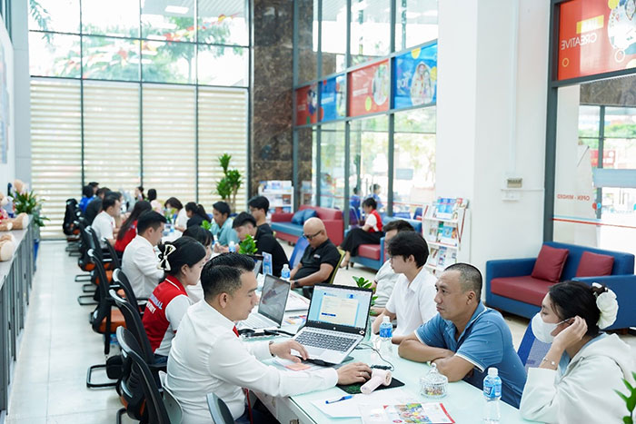 Những ngày cuối, UEF liên tục tiếp đón thí sinh, phụ huynh đến đăng ký chọn trường