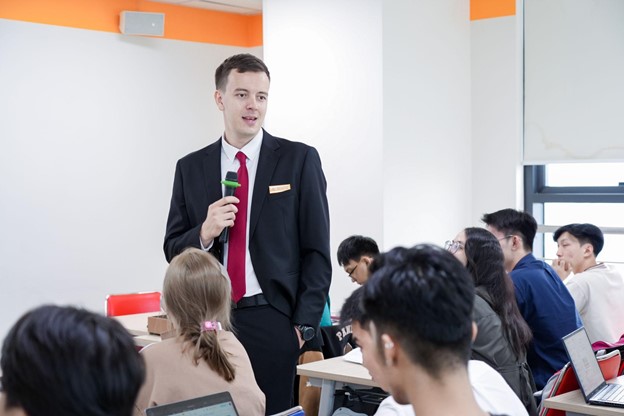 Chọn UEF nguyện vọng 1: Học đại học song ngữ quốc tế với nhiều lợi thế