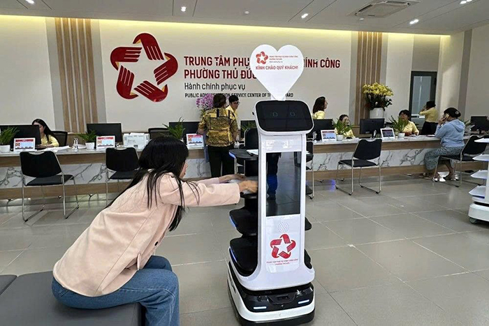 TP.HCM: Robot lần đầu hỗ trợ người dân làm thủ tục hành chính