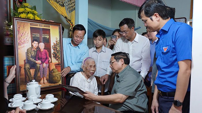 Thủ tướng Chính phủ Phạm Minh Chính thăm, tri ân các anh hùng liệt sĩ và mẹ Việt Nam anh hùng tại Quảng Trị