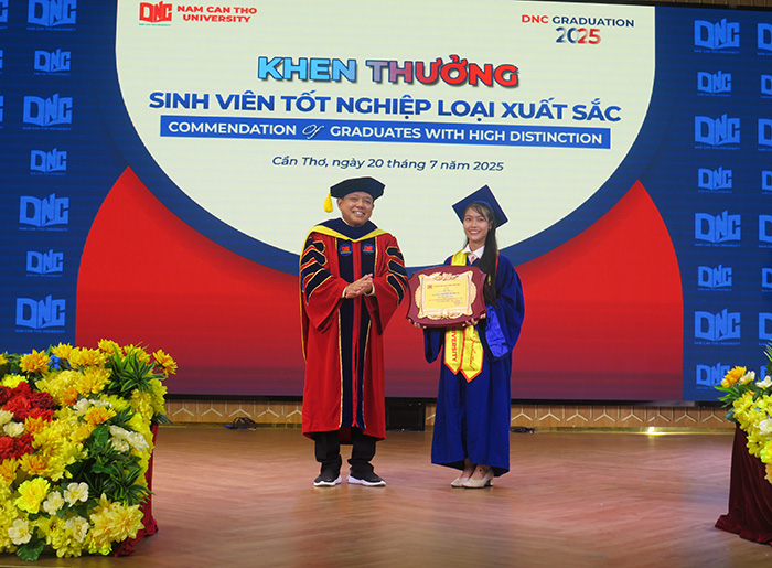 Trường Đại học Nam Cần Thơ trao bằng tốt nghiệp cho 812 tân khoa khối ngành sức khỏe