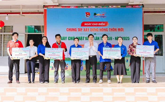 Ngày cao điểm tình nguyện xây dựng nông thôn mới