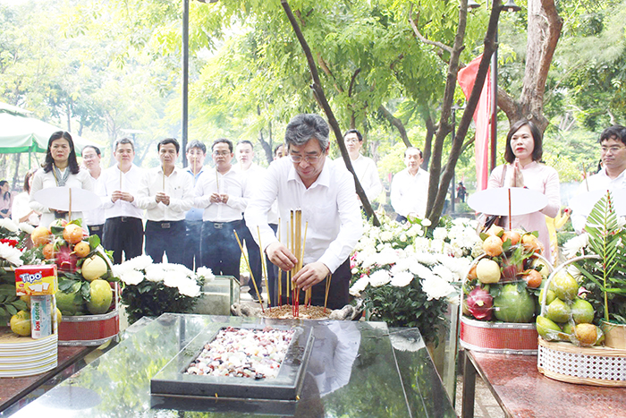 Lãnh đạo TP.HCM dâng hương tưởng niệm các anh hùng liệt sĩ tại Côn Đảo