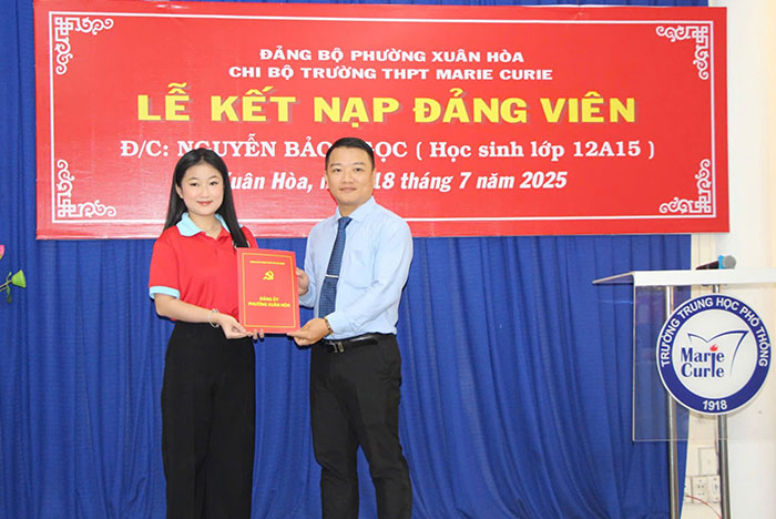 Thêm một học sinh Trường THPT Marie Curie, TP.HCM được kết nạp Đảng