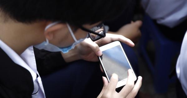 Cấm sử dụng điện thoại trong trường học: Một quyết định để bảo vệ trẻ em