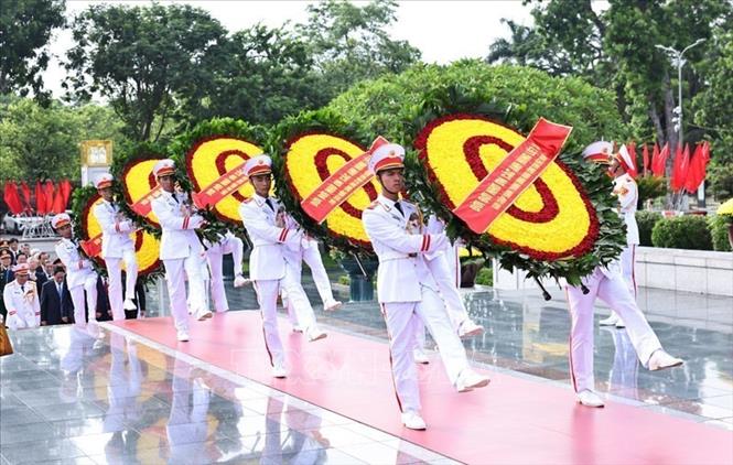Lãnh đạo Đảng, Nhà nước dâng hương tưởng niệm các Anh hùng liệt sĩ và vào Lăng viếng Chủ tịch Hồ Chí Minh