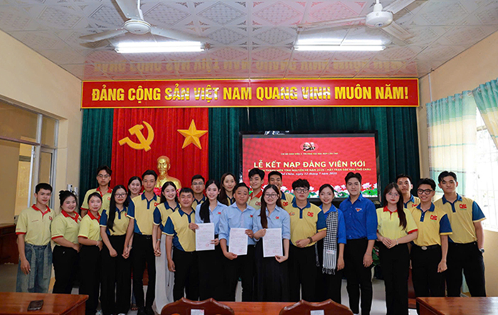 Sinh viên Trường Đại học Nam Cần Thơ được kết nạp Đảng tại đảo tiền tiêu Tây Nam của Tổ quốc
