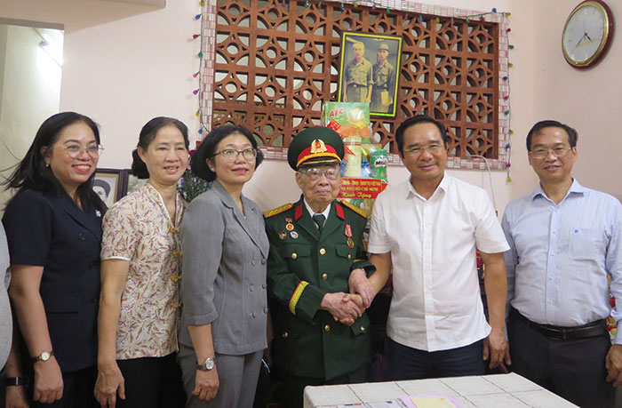 Chủ tịch UBND TP.HCM thăm, tặng quà cho người có công nhân dịp 27-7