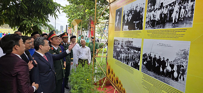 TP.HCM triển lãm 100 tư liệu về đồng chí Nguyễn Văn Linh
