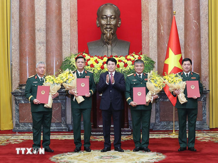 Chủ tịch nước trao quyết định thăng quân hàm cho sỹ quan quân đội, công an