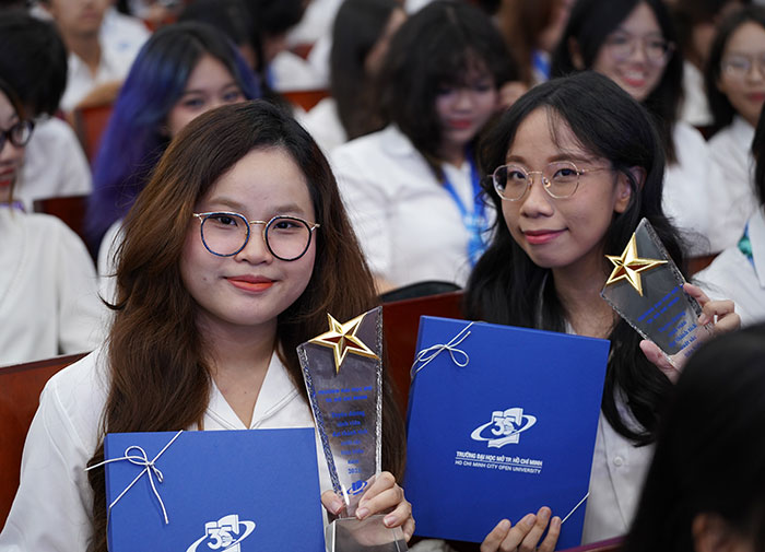 Trường ĐH Mở TP.HCM tuyên dương gần 400 sinh viên học tập giỏi, rèn luyện tốt