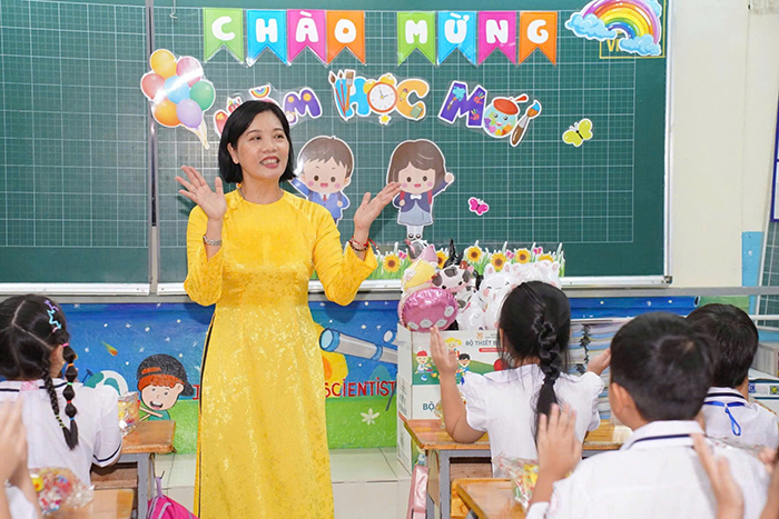 Nhiều trường học TP.HCM không nhận hoa trong lễ khai giảng, đổi thành học bổng cho học sinh