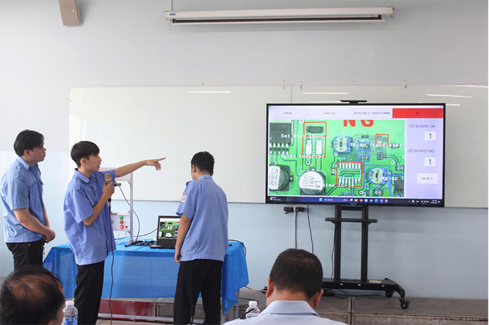 Công nghệ cao vào trường nghề: Học để đón đầu tương lai