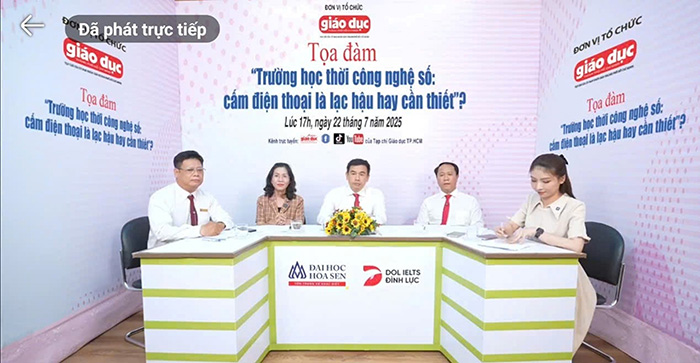 Học sinh sử dụng điện thoại trong trường học: Quản hay cấm?