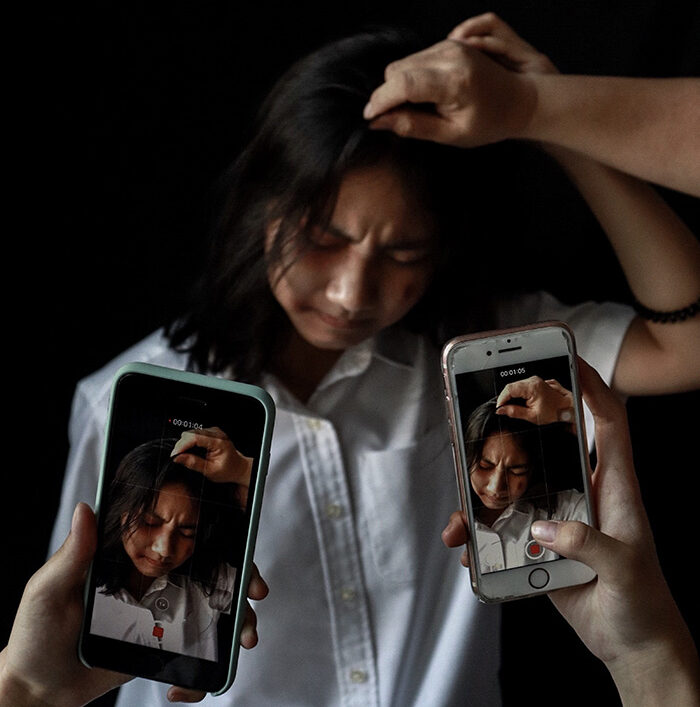 Nên cấm học sinh dùng điện thoại di động trong trường học