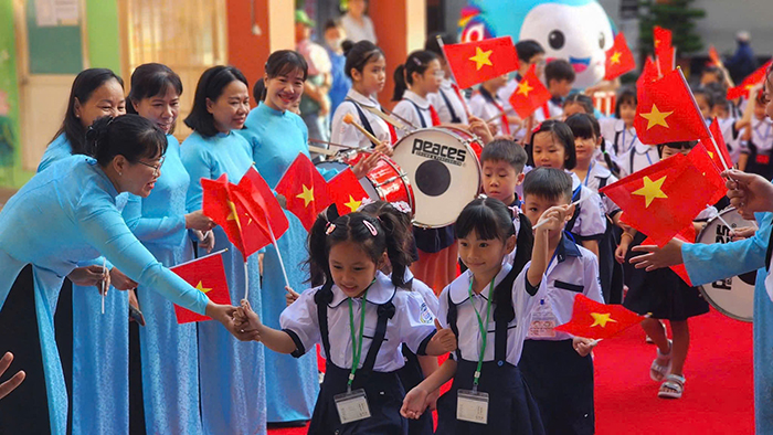 Hiệu trưởng chịu trách nhiệm toàn diện lựa chọn và triển khai chương trình nhà trường