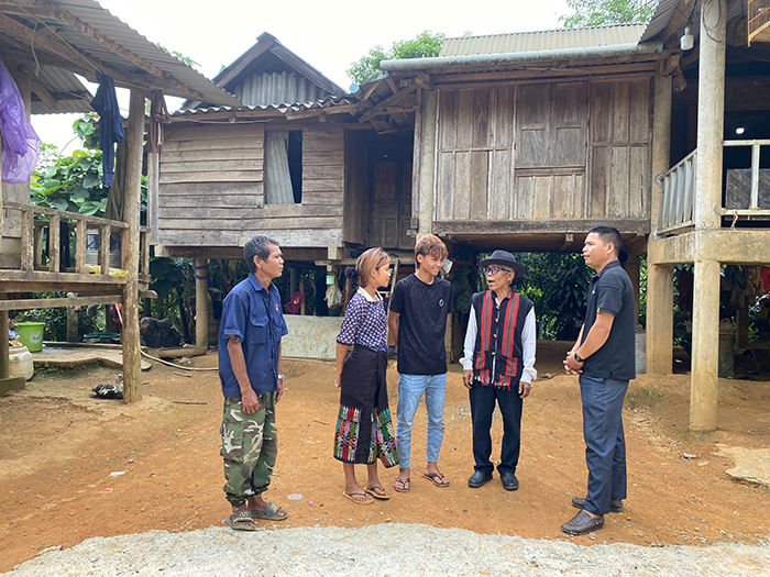 Bóng già làng dưới chân núi Ván Ri