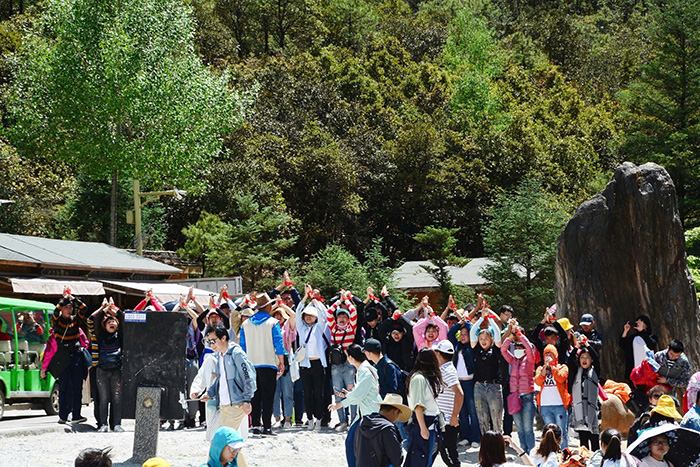 Phát triển du lịch bền vững là nhiệm vụ cấp bách