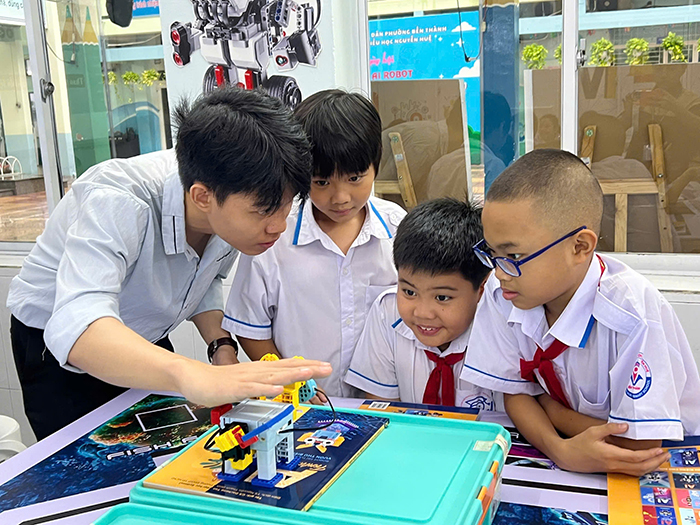 Trường tiểu học đầu tiên của TP.HCM giảng dạy STEM AI song ngữ trong năm học mới
