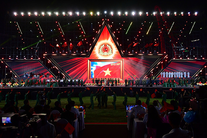 Nồng nàn tình yêu nước trong đêm nghệ thuật “Dưới cờ vinh quang”