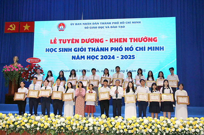 TP.HCM khen thưởng 929 học sinh và giáo viên giỏi