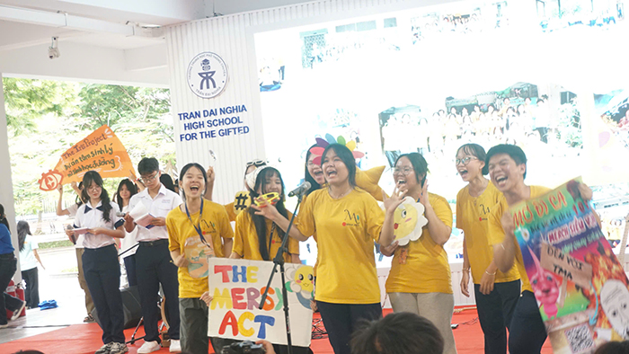 Hơn 20 câu lạc bộ đội nhóm “Trần chuyên” chào đón học sinh lớp 10