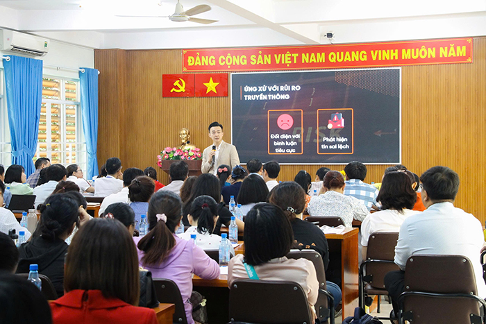 Trường THPT Nguyễn Tất Thành: Tập huấn kỹ năng truyền thông cho cán bộ – giáo viên – nhân viên