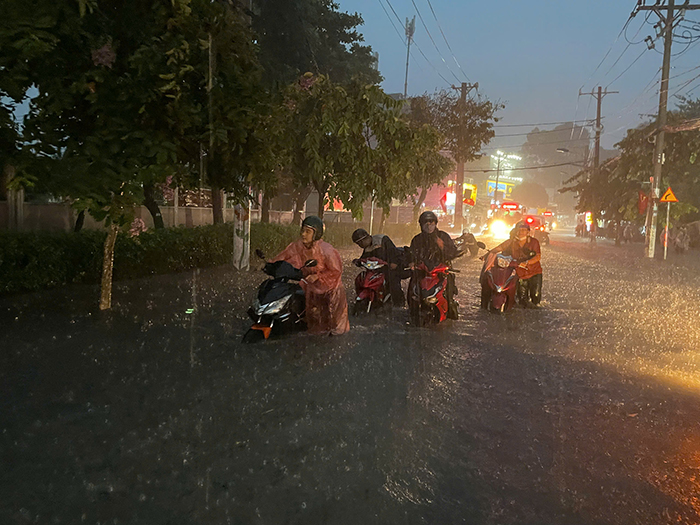 TP.HCM: Nhiều tuyến đường ngập sâu sau cơn mưa lớn chiều 5-8