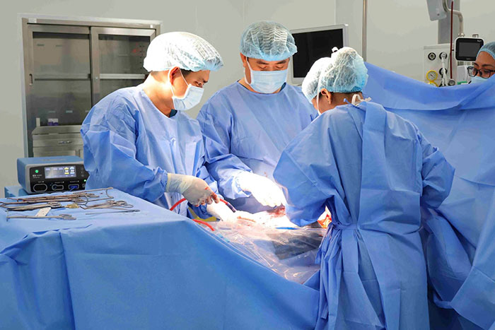 Bóc tách thành công khối u buồng trứng 25cm, bảo toàn khả năng sinh sản cho bệnh nhi