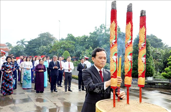 Lãnh đạo TP.HCM dâng hương tưởng niệm Chủ tịch Hồ Chí Minh, Chủ tịch Tôn Đức Thắng