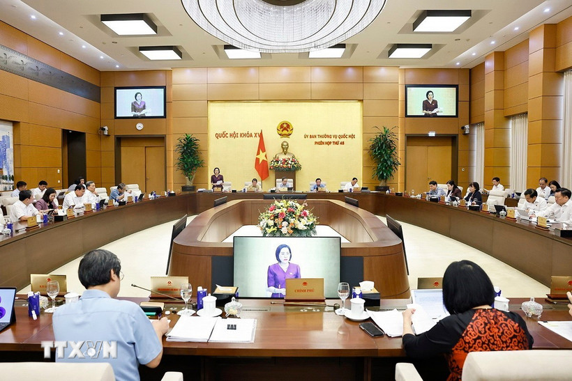 Họp Ủy ban Thường vụ Quốc hội: Nghiên cứu từng bước miễn phí sách giáo khoa