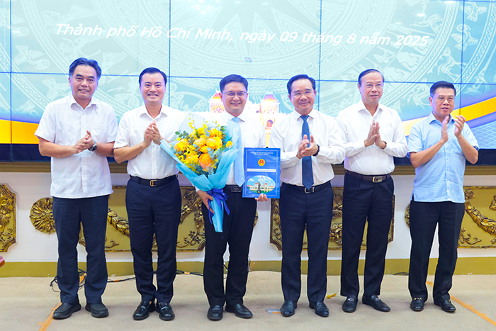 Trao quyết định phê chuẩn chức Phó Chủ tịch UBND TP.HCM cho ông Nguyễn Mạnh Cường