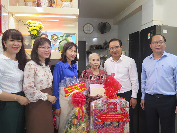 Chủ tịch UBND TP.HCM thăm, tri ân mẹ Việt Nam anh hùng nhân dịp Quốc khánh