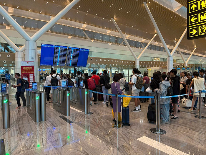 Cửa ngõ thành phố tấp nập dòng người về quê nghỉ lễ 2-9