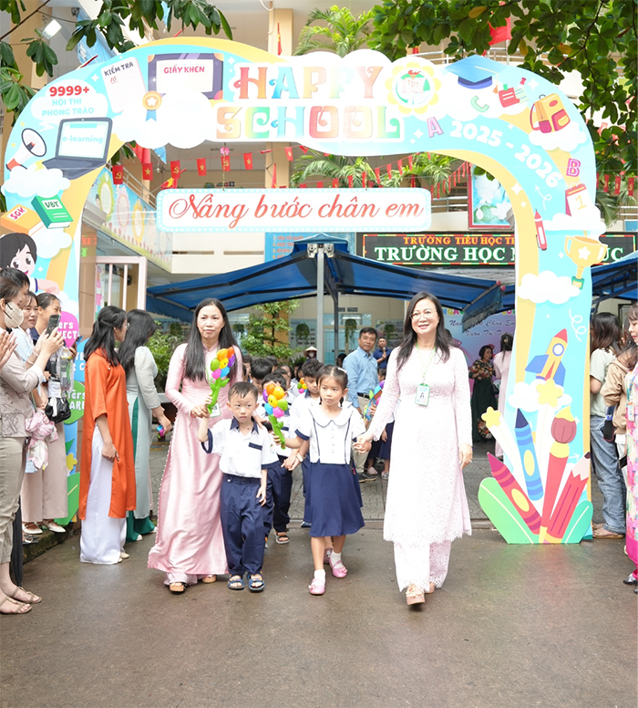 Ngày đầu tiên vào lớp 1 dưới mái trường Tiểu học Trần Bình Trọng