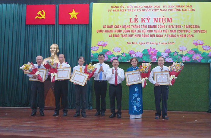 Phường Sài Gòn trao tặng huy hiệu Đảng đợt 2-9