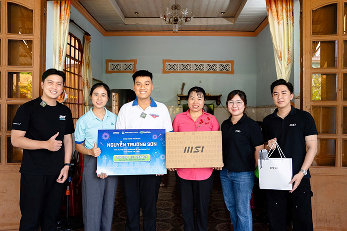 Phong Vũ, MSI & NVIDIA trao tặng laptop cho thủ khoa Nguyễn Trường Sơn