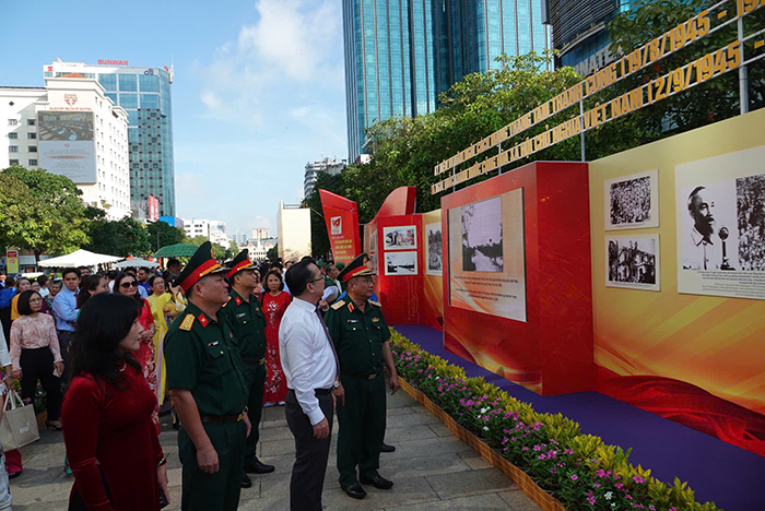 Triển lãm “Từ kỷ nguyên độc lập, thống nhất đất nước đến kỷ nguyên vươn mình của dân tộc”