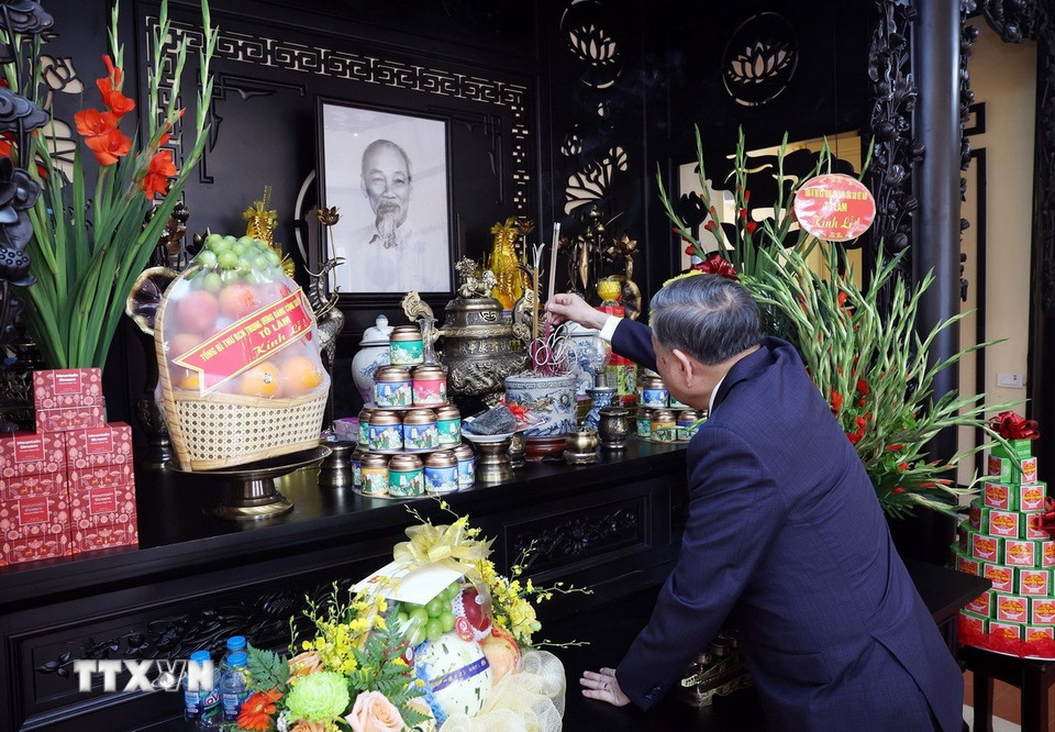 Tổng Bí thư Tô Lâm dâng hương tại Di tích số 48 Hàng Ngang