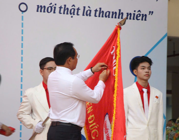 Nhiều trường học TP.HCM đón nhận Huân chương Lao động của Chủ tịch nước