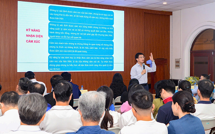 Hiệu trưởng đóng vai trò dẫn dắt và kiến tạo trường học hạnh phúc