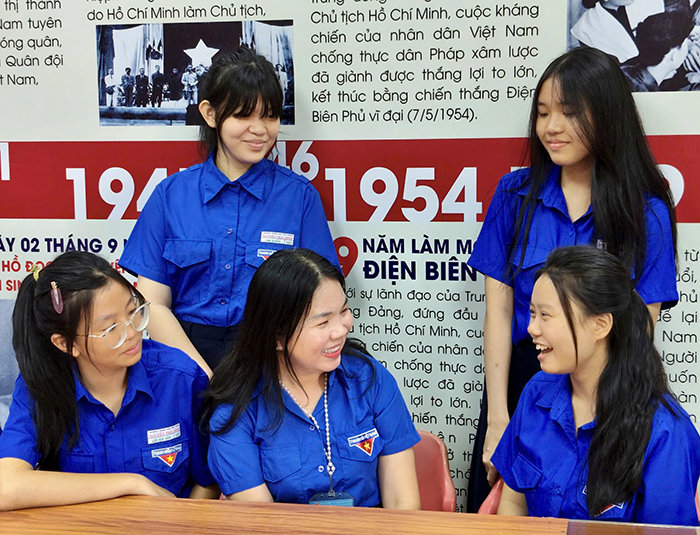 Nhà trường “đỡ đầu” cho học sinh khó khăn